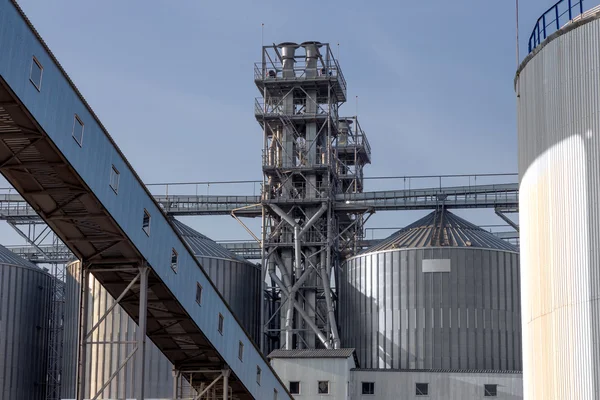  Metal hangar , storage tank silo of wheat and other cereals . — Zdjęcie stockowe